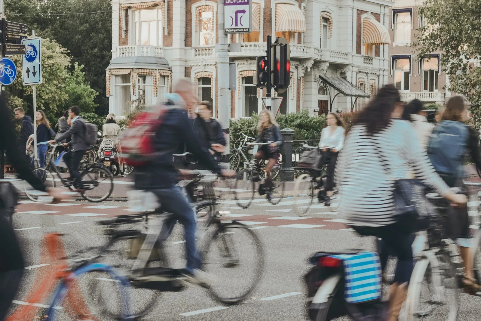 Un grupo de ciclistas cruza una calle de la ciudad
