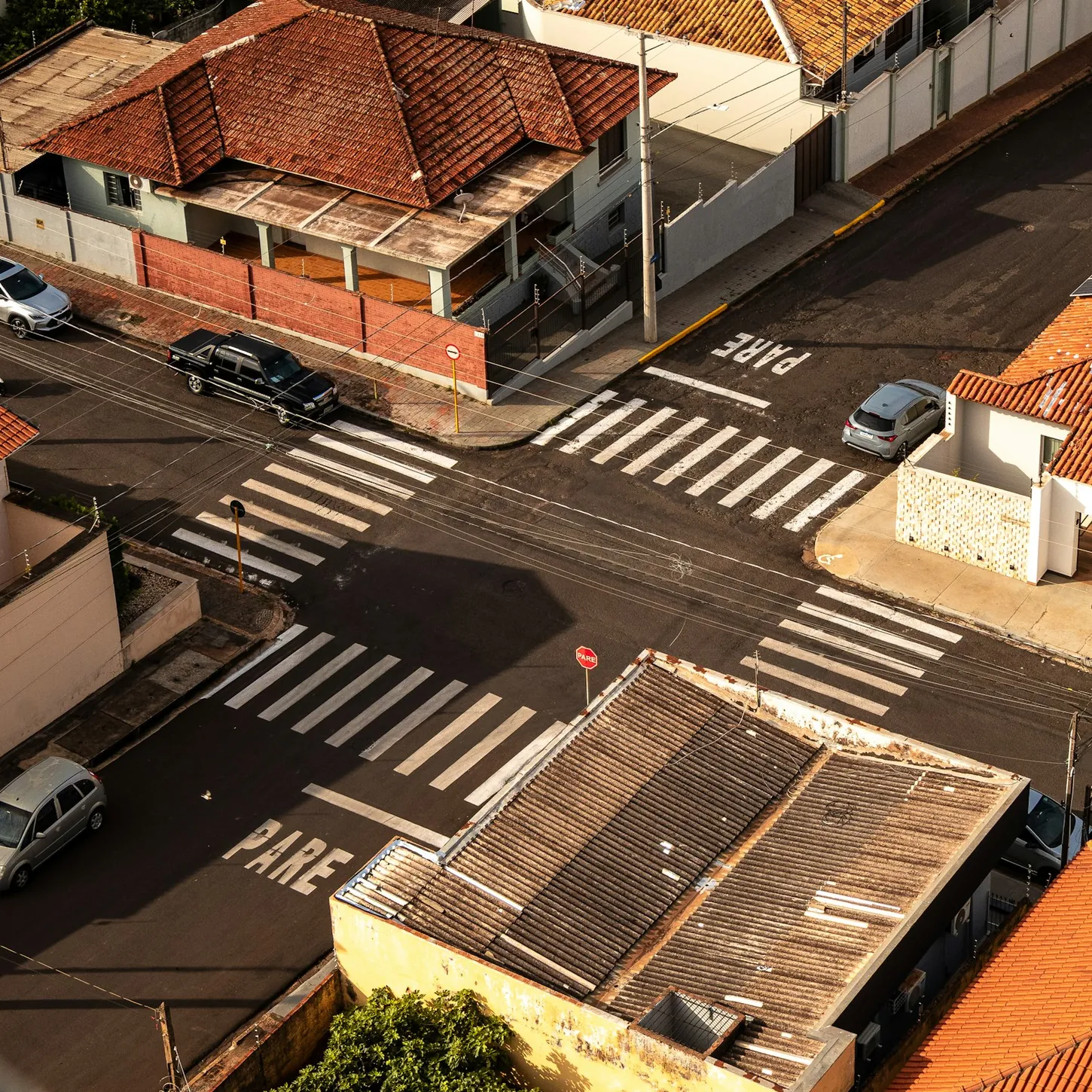 Cruce de una ciudad visto desde arriba, con pasos de peatones y coches