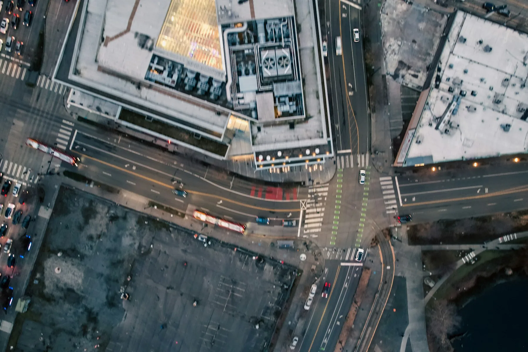 Intersección de una ciudad vista desde el aire al atardecer